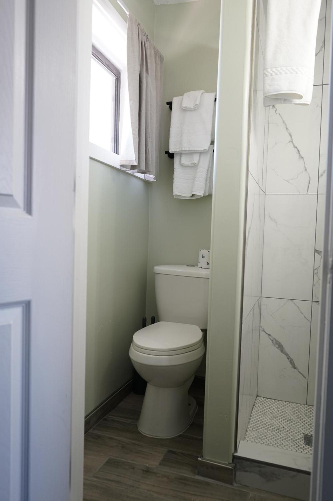 Sagebrush Inn Tombstone Quarto foto A toilet in a home