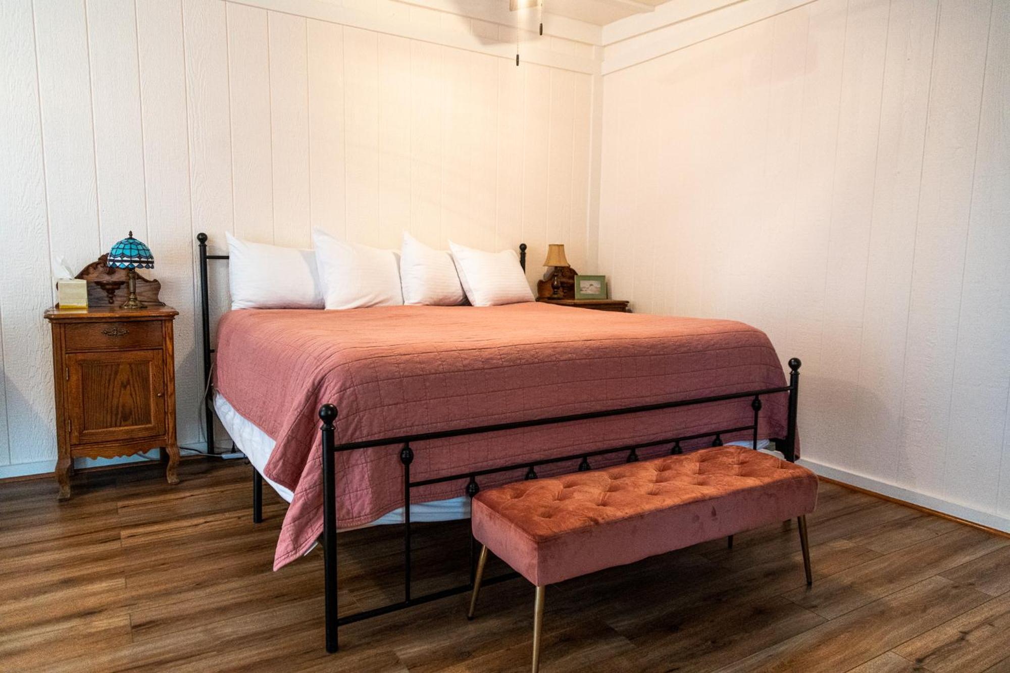 Sagebrush Inn Tombstone Quarto foto A bedroom with a bed and a bench